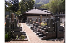 丹沢大山国定公園内に位置する自然豊かな霊園。