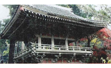 三島市の文化財に指定されている鎌倉時代の中鐘楼。