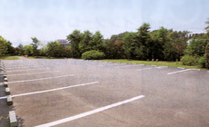 大型の駐車場完備