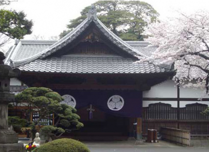 徳川将軍家の祈祷所・菩提寺であり、徳川歴代将軍15人のうち6人が寛永寺に眠る。