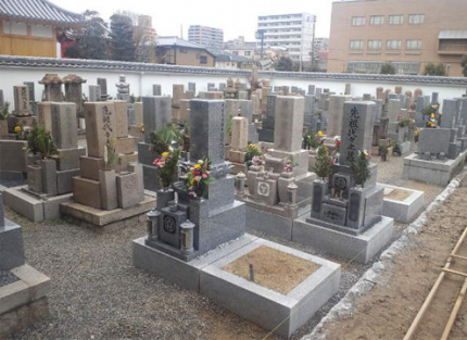 阪神尼崎駅より近く、お墓参りがしやすい寺院墓地です。