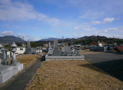 閑静な住宅地にある境内墓地。