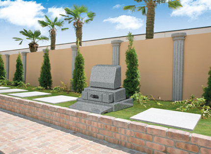 テラス墓所セット<br />大好きなお花に囲まれる新企画のお墓です。 後ろ側には、ギリシャパルテノン神殿を連想させる装飾が施されています。