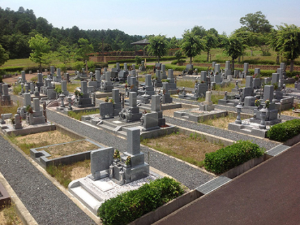 一般的な和型墓地から利用者の個性を活かしたデザイン墓石まで建立が可能！