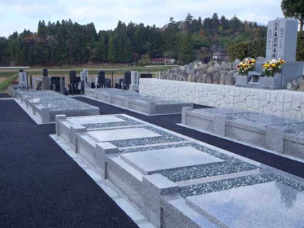 外柵・納骨堂付きでアスファルト舗装されたお参りしやすい墓地です。