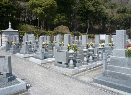 お墓は全面南向き、食事や休憩のできる施設もあり、ゆっくりとお墓参りが出来ます。