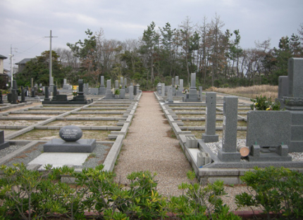 すぐそばには日本海が広がり、松林に囲まれた自然豊かな墓所で、ご先祖様の供養には最適な環境です。