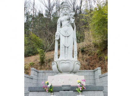 仏像が訪れる人を優しく迎えます。