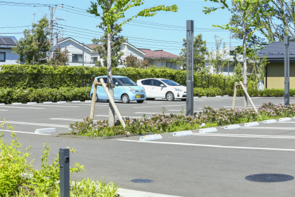 平面駐車場を完備。「霧が丘高校前」バス停からは徒歩1分と、公共交通機関をご利用の方にも大変便利です。