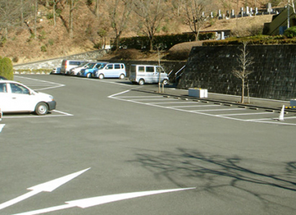 お墓を囲む周囲道路に併設された駐車場(50台)の他に、園内各所(6箇所)にそれぞれ20台～30台分の駐車スペースがあります。