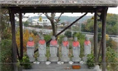 六地蔵菩薩を入口にお祀りしています。