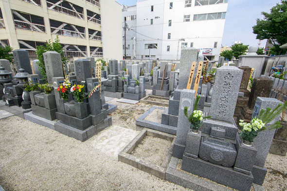 松江駅近くにある東林寺墓地は、駅から徒歩約５分、バス停留所もあり交通環境に恵まれお墓参りには最適な墓地です。