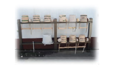 給排水設備、アルミ製手桶棚、特殊ごみ箱を設置。