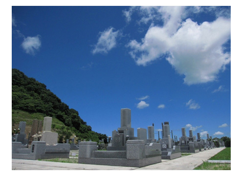 <b>一般墓地</b>　全墓域フラット設計で、お年寄りやお子様、またお身体不自由な方にも配慮いたしました。