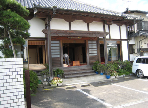経営主体の長福寺本堂。