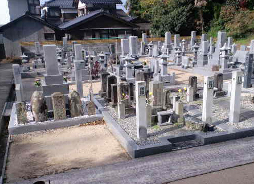 県道２２号線沿いにある東郷池を望む静かな墓地