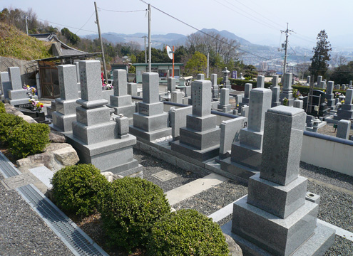 世界遺産の「厳島神社」を臨む墓苑
