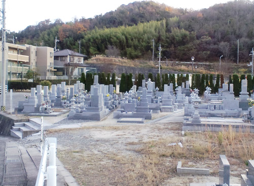 閑静な住宅街の中にある墓地