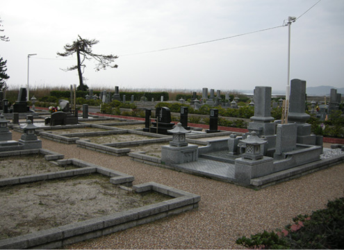 米子市佐陀墓地は、淀江町佐陀の平坦な海沿いに整備され、米子市街地から車で約１５分とアクセスも便利です。