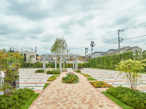 東京都内では稀少な花と緑の庭園風墓苑です