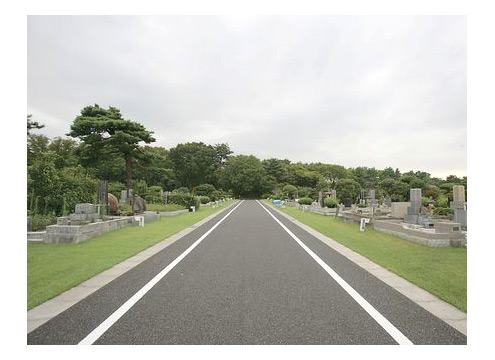 風景2 - 墓地として利用されているのは全体の約半分で、残りは緑豊かな公園になっています。