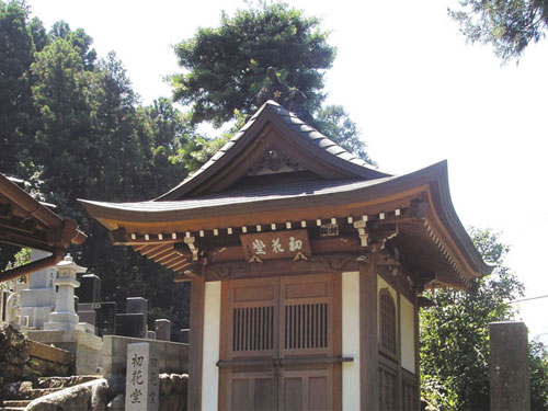 勝五郎と妻初花のお墓や、初花の滝は観光名所にもなっており、ひと目みようと訪れる方もいっらしゃいます。