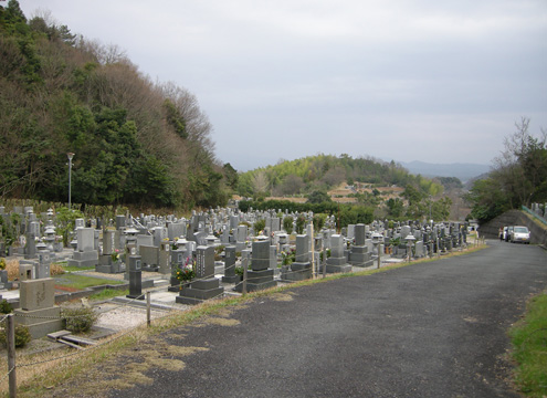 管理棟には、管理人が常駐し墓地の管理は安心です。