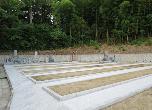 歴代の松江藩主・松平家の廟が納めてある「月照寺」の近くに新しい墓苑です。