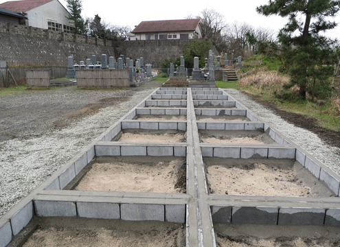 境内墓地には、大型車でも停められる駐車場や水道施設が完備されています。