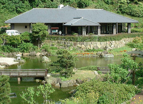 礼拝堂の目の前に広がる趣きある「日本式庭園」