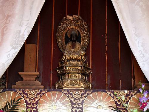 ご本尊の釈迦牟尼仏座像。