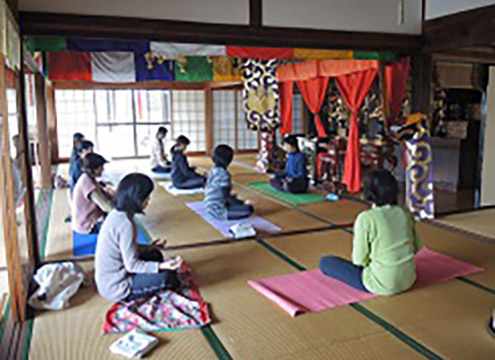 お寺ヨガの様子